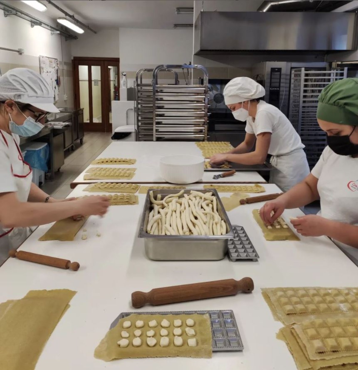 Foto delle cuoche che preparano i casoncelli di valpiana